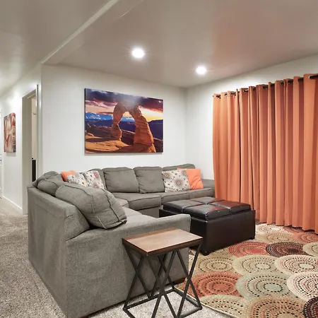 6A Family Friendly Redcliff Condo Pool & Hot Tub